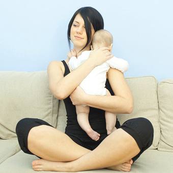 Les pédiatres recommandent de garder la colonne du nouveau-né après l’alimentation
