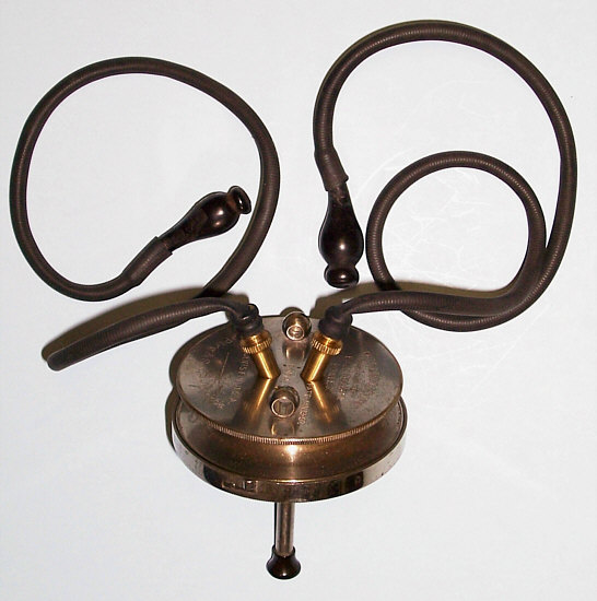 Pada saat yang sama, saat ini, yang paling populer di antara para pekerja medis adalah versi gabungan (dua dalam satu) dari stetoskop dan phonendoscope - stethophonendoscope
